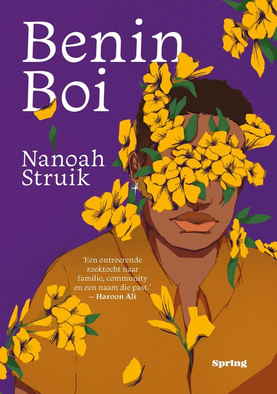 Couverture du livre 'Benin Boi' de Nanoah Struik avec fond violet et une illustration d'une personne portant un pull ocre, couvert de fleurs jaunes.