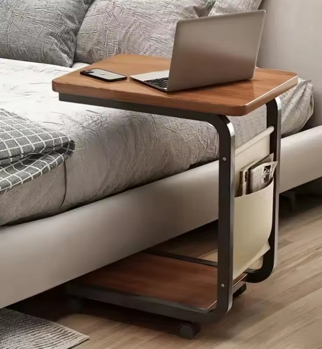 Bijzetafel op Wielen - C-Vorm Laptoptafel voor Bed en Bank - Industrieel Design - Met Lectuurbak & Opbergplank - Houtlook Bruin/Zwart