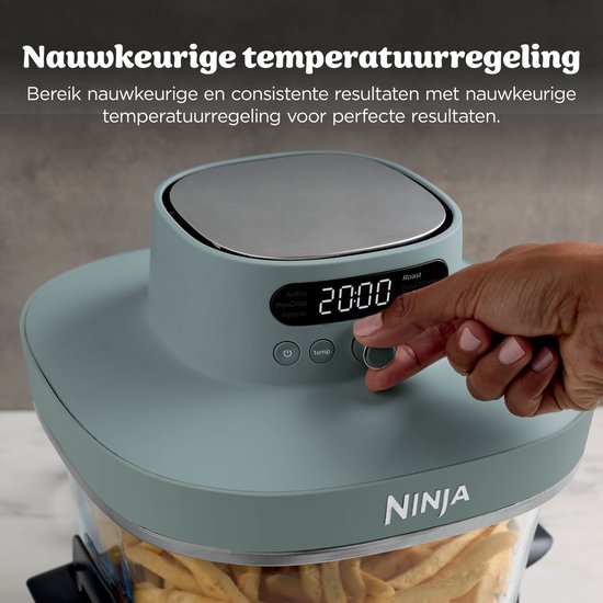 Vingers stellen temperatuur in op het digitale display van een grijze Ninja airfryer, die frietjes bevat.