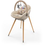 Beige kinderstoel met speelboog, speelgoedjes en houten poten.