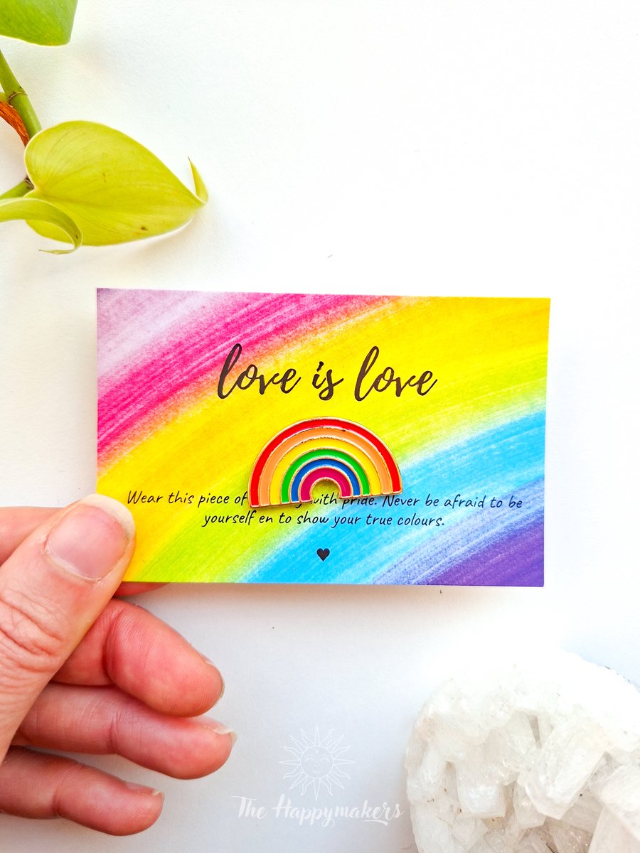 Pin ''regenboog'' love is love aan kaartje in cadeau zakje, gay pride, LGBTQ, gender, statement, uitdeelcadeau, geluksbrenger, cadeautje, broche, kledingspeld, enamel emaille pin