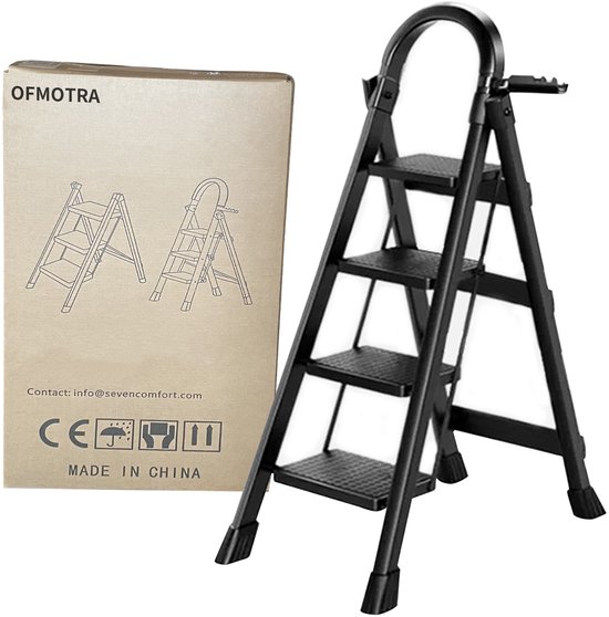 Zwarte opvouwbare trap met 4 treden, naast de kartonnen verpakking met OFMOTRA logo.