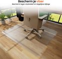 Een transparante Goliving vloerbeschermer 120x150cm op een houten vloer met een bureaustoel.