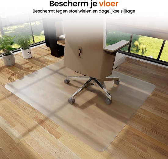 Een transparante Goliving vloerbeschermer 120x150cm op een houten vloer met een bureaustoel.