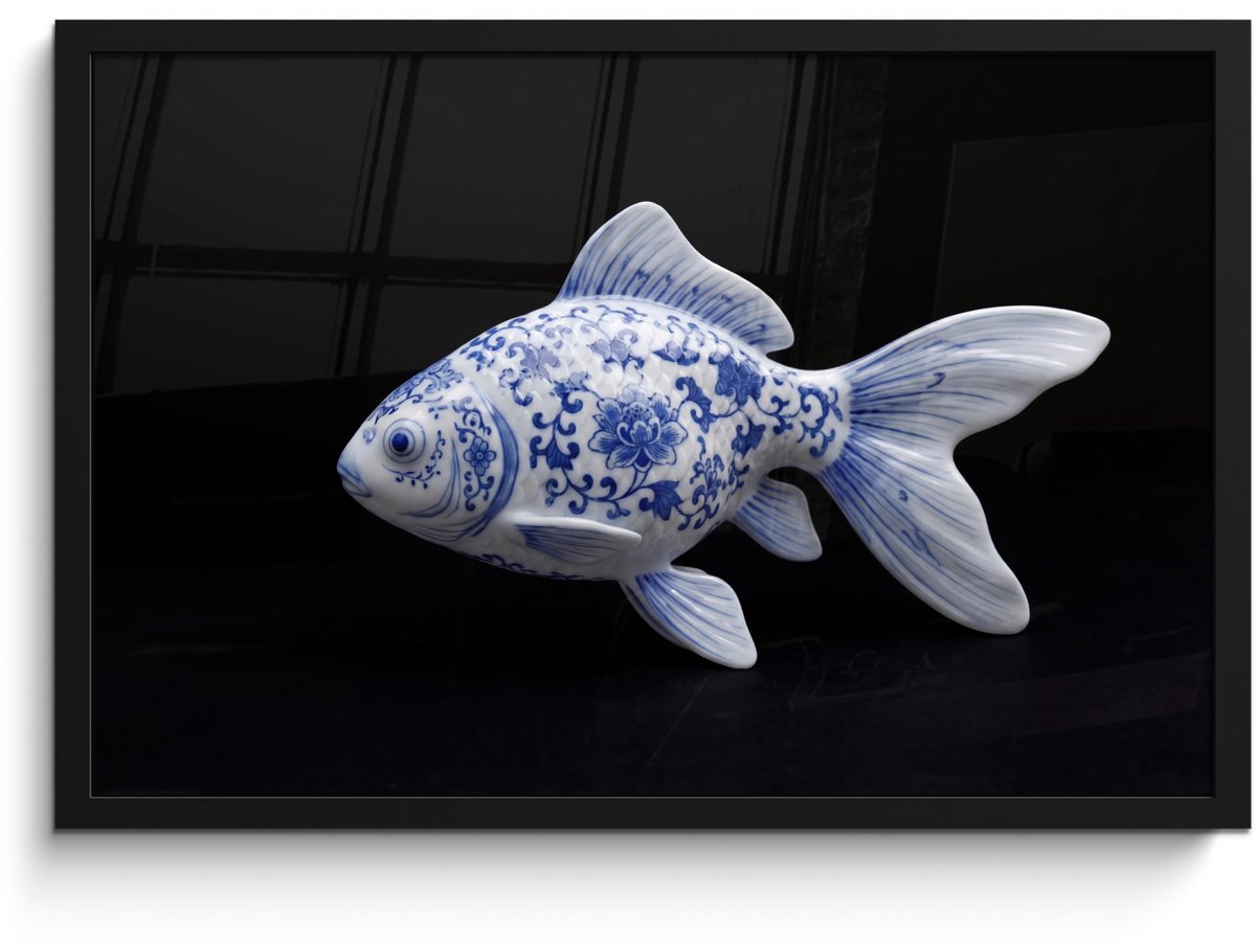 FrameYourWall Poster in lijst - Fotolijst 60x40 cm - Posters - Porselein - Goudvis - Delfts - Blauw - Posterlijst zwart - Decoratie - Wanddecoratie woonkamer - Muurdecoratie slaapkamer