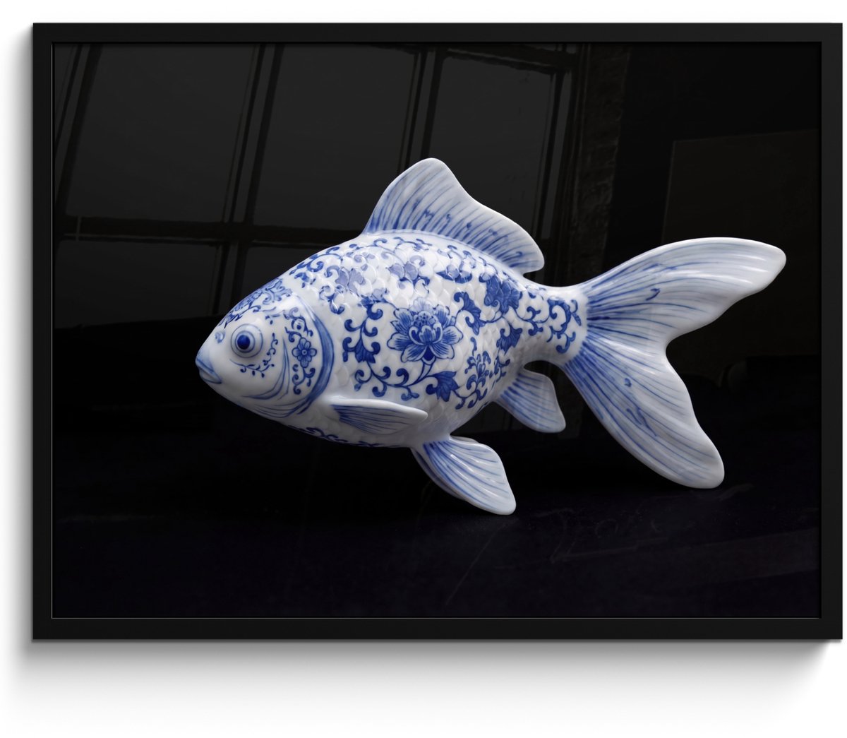 FrameYourWall Poster in lijst - Fotolijst 70x50 cm - Posters - Porselein - Goudvis - Delfts - Blauw - Posterlijst zwart - Decoratie - Wanddecoratie woonkamer - Muurdecoratie slaapkamer