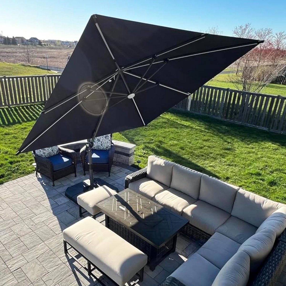 Zweefparasol 300x300 cm met LED Verlichting – 360° Draaibaar, Aluminium Tuinparasol met Zonnepaneel, UV-bestendig & Waterafstotend, Vierkant Grijs – Laura