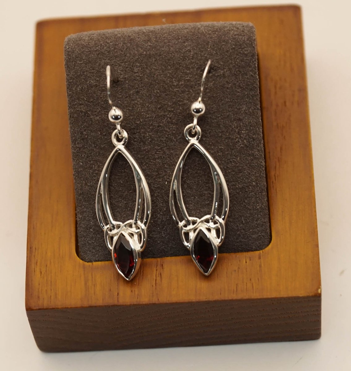 Zilveren oorhangers siermotief met natuursteen rood granaat - silver earring garnet stone - sierlijke oorbellen met rode natuursteen - leuke dames oorbellen - cadeau tip verjaardag, feestdagen, valentijn, zomaar