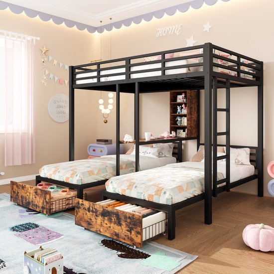Zwart stapelbed met twee eenpersoonsbedden onder een tweepersoonsbed, houten lades en plank.