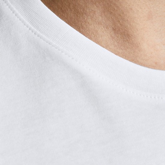 Detailopname van de witte halslijn van een Jack & Jones t-shirt.