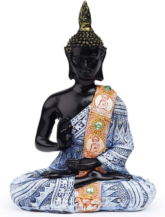 Zwart Boeddhabeeld in meditatiehouding met blauw en wit patroon, oranje sjerp met jadekleurige stenen.