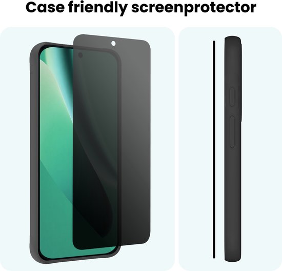 Zwarte, gehard glazen screenprotector voor een smartphone, getoond op een telefoon met groene achtergrond.