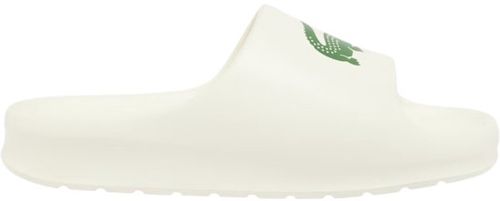Crèmekleurige Lacoste slipper met groen krokodillenlogo op de band. Zijkant zichtbaar.
