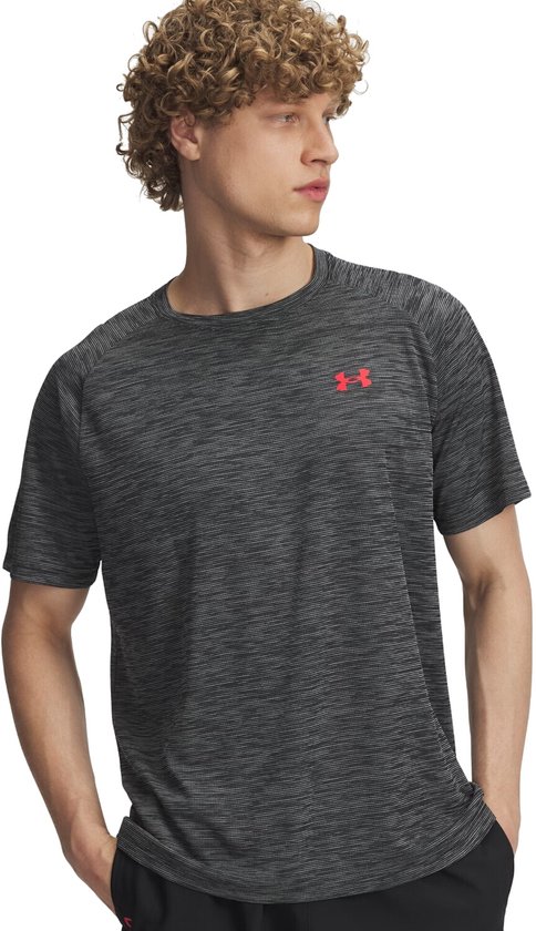 Donkergrijs sportshirt met subtiele horizontale lijnen en felrood Under Armour logo op de borst.