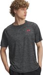 Donkergrijs sportshirt met subtiele horizontale lijnen en felrood Under Armour logo op de borst.
