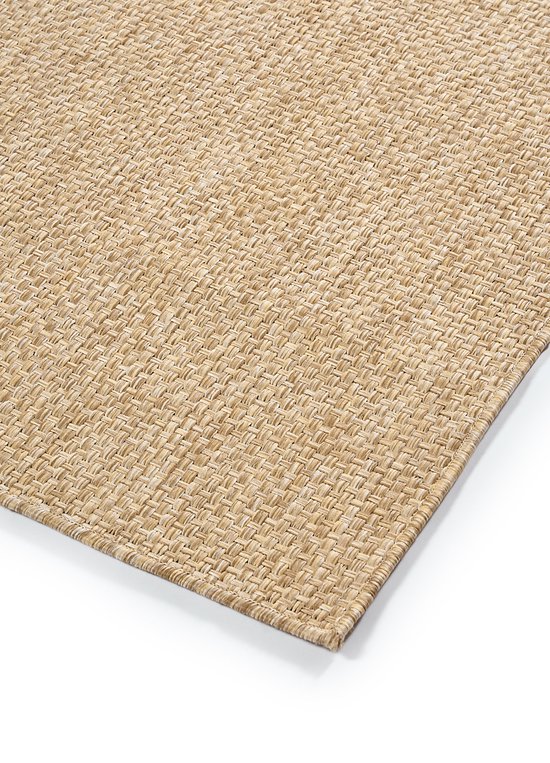Tapis beige tissé plat avec une texture grossière, vu sous un angle.