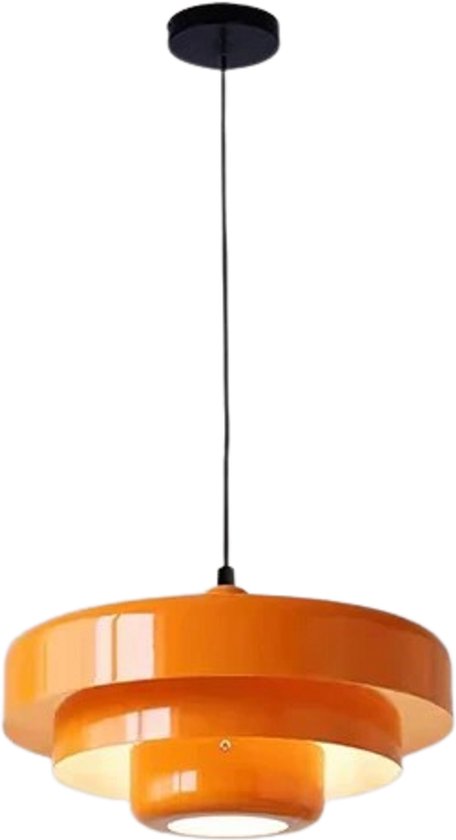 Lampe suspendue orange à trois niveaux, isolée sur fond blanc.