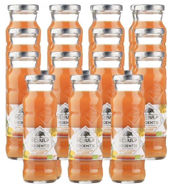 Stapel glazen flesjes met Schulp Groentje wortel-sinaasappelsap. Het sap is oranje van kleur.