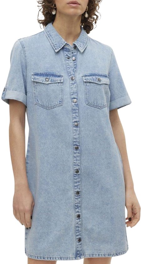 Mannequin portant une robe en jean bleu clair à manches courtes, poches poitrine et boutonnée.