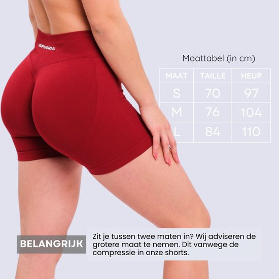 Close-up van de achterkant van een vrouw in een rode sportshort, met een maattabel voor de taille en heup.