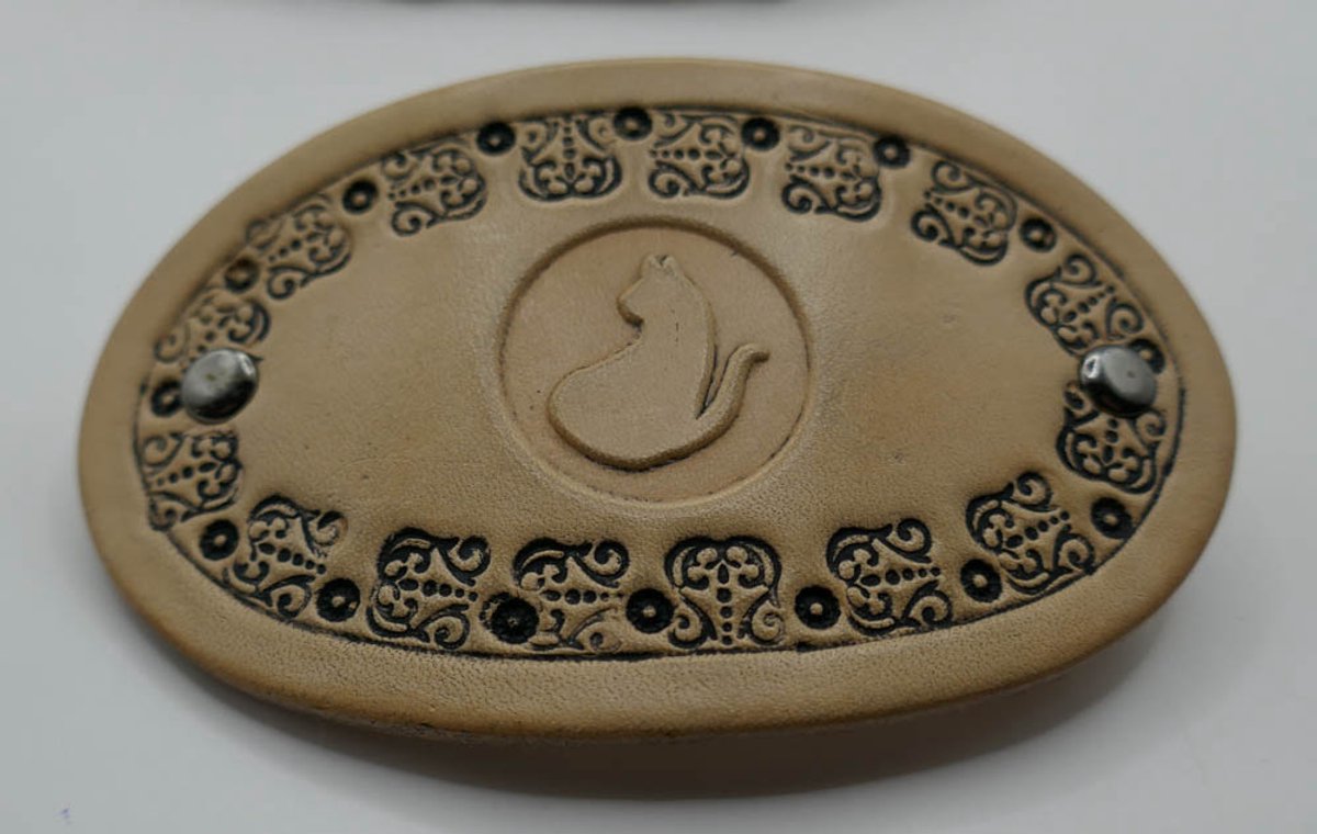 Leren klein haarclip van kat in sierrand kleur beige - lederen kinder haarclip met dieren - katje op leren haarclip - haaraccessoires kat - mooie handgemaakte leren haarclips met diertjes - prachtige klein haarclips voor kinderen / volwassen dun haar