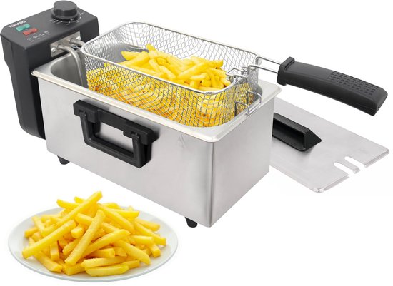 Roestvrijstalen friteuse met mandje vol goudgele frietjes en een schaaltje ernaast.