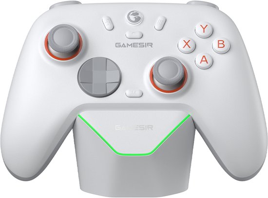 Witte Gamesir controller met grijze joysticks en oranje accenten, staand op een oplader met groene LED-verlichting.