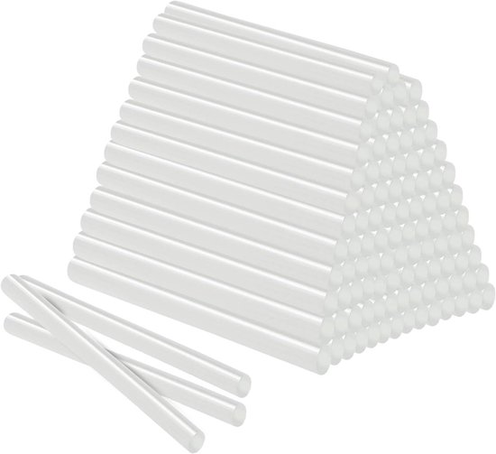 Une pile de bâtons de colle transparents, avec quelques bâtons de colle détachés à l'avant.