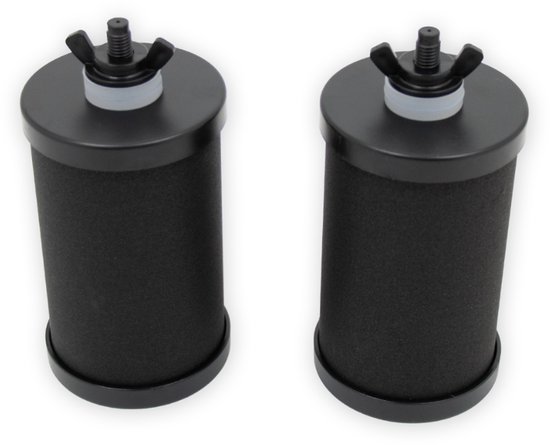 Twee zwarte waterfiltercilinders met schroefdoppen, in een schuine opname op een witte achtergrond.