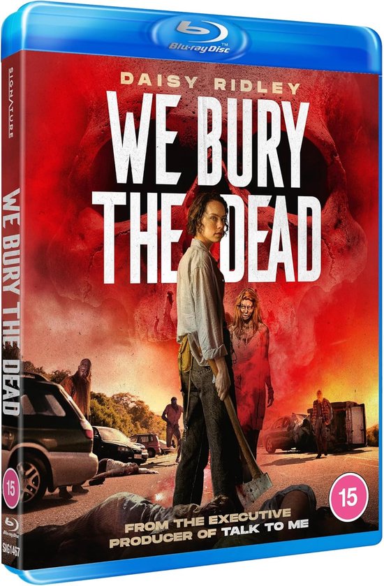 Blu-ray hoes met Daisy Ridley in het midden, met een bijl. Op de achtergrond rode gloed en een schedel. Titel: We Bury The Dead. Zijkant met titel.
