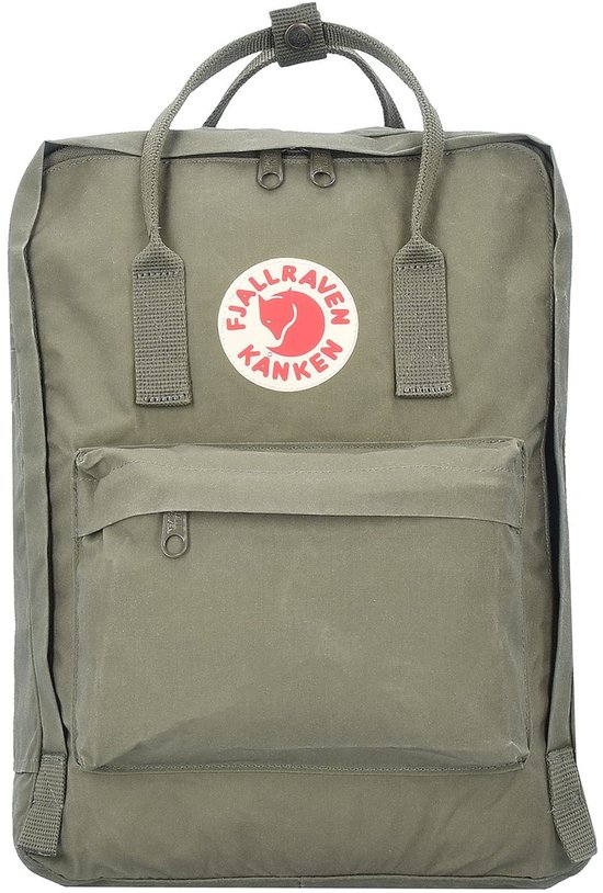 Groene Fjallraven Kanken rugzak met ritsvak voor, handvatten en het Fjallraven logo.
