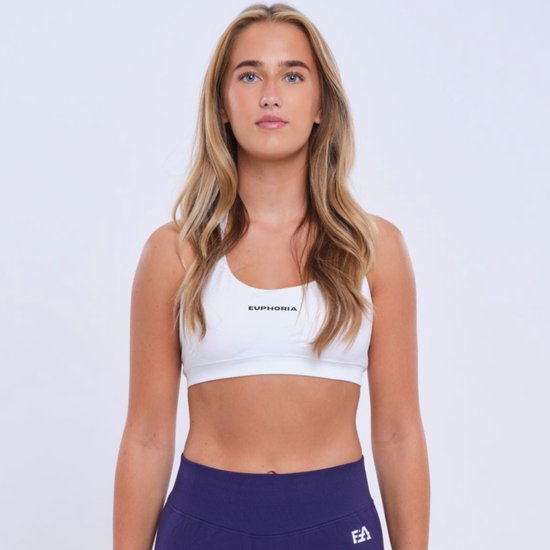 Wit sportshirt met merknaam 'EUPHORIA' op de voorkant, gedragen door een blonde vrouw.