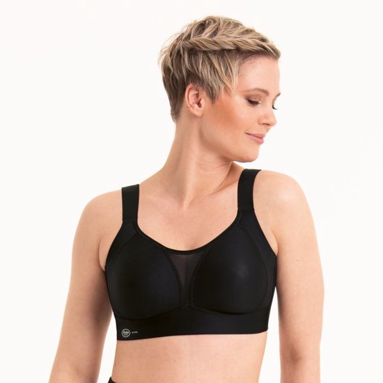 Vrouw met kort blond haar draagt een zwarte Anita Active sportbeha met mesh detail.