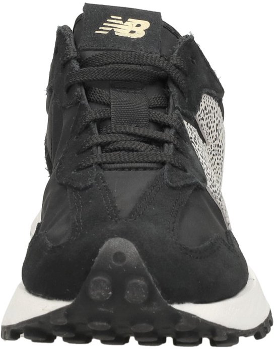 Zwarte New Balance sneakers met luipaardprint N-logo en witte zool.