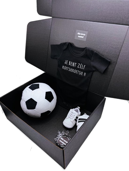Kraamcadeau - baby voetbal- romper - babysneakers - koetsiekoetsie - 2 maten - kan ook rechtstreeks als cadeau worden verstuurd - babyshower - kraampakket van Koetsiekoetsie — afbeelding 5