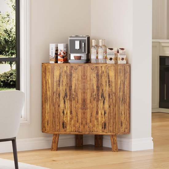 Bruine hoekopbergkast met deurtjes en houten poten, gevuld met koffieapparatuur en flessen.