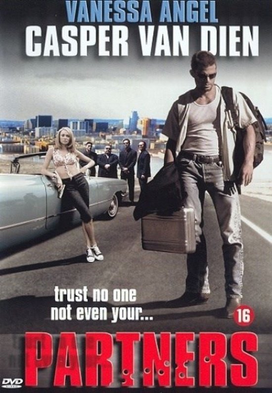 De DVD-cover van 'Partners' toont een man met een koffer en een vrouw naast een cabriolet met stadsachtergrond.