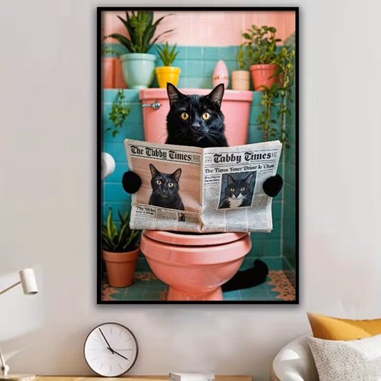 Chat noir aux yeux jaunes assis sur des toilettes roses, lisant le journal "The Tubby Times".