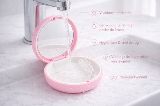 Roze beugendoosje met doorzichtige aligner, wordt schoongespoeld onder de kraan. Kenmerken: "Voorkomt bacteriën", "Eenvoudig te reinigen", "Hygiënisch & snel droog", "Verlengt de levensduur".