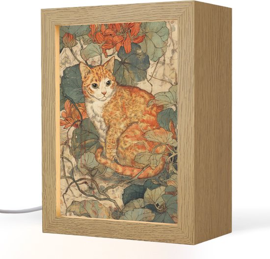 Cadre en bois avec un chat orange assis au milieu de feuilles et de fleurs.