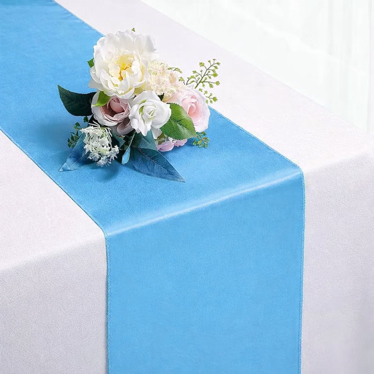 Tafelloper - 30x275cm - Lichtblauw – Polyester - Tafelkleed – Smalle Tafelloper - Eettafel - Dressoir en Salontafel – Tafeldecoratie - Tafelkleden - Tafelloper Lang