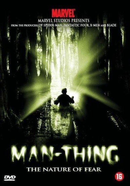 DVD hoes van Man-Thing. Een figuur staat in moeraskoppels met lichtstralen die vanuit het midden schijnen.