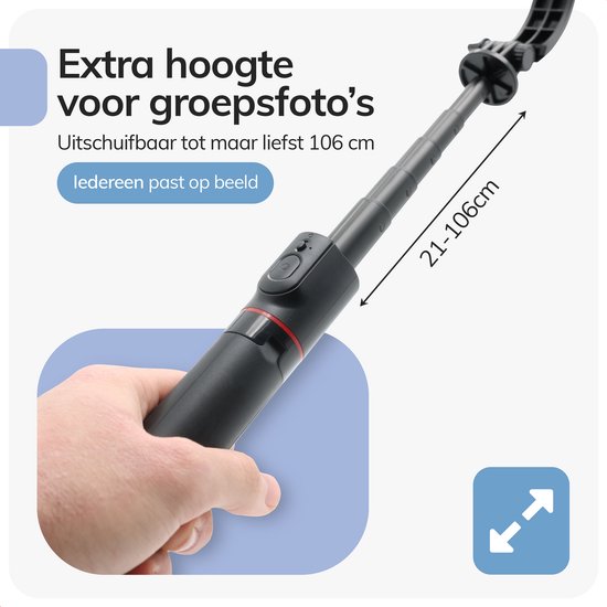 Hand die een zwarte, uitschuifbare selfie stick vasthoudt. De stick is 21-106 cm uitschuifbaar.