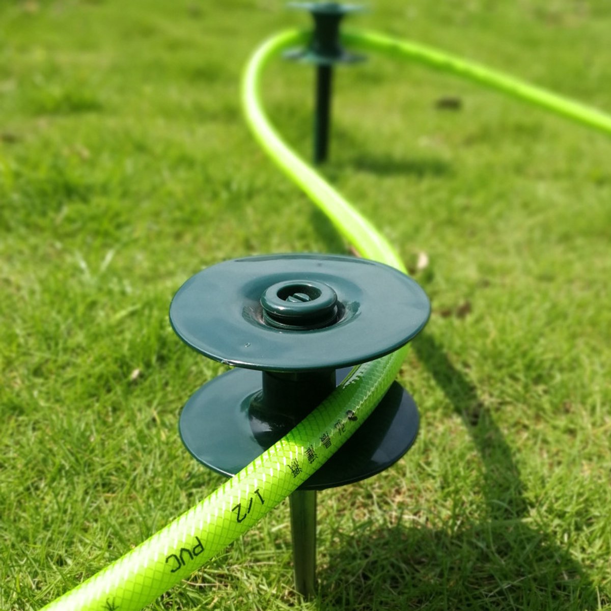 Set van 2 slanggeleiders- 25 cm - stevig- roestbestendig gegalvaniseerd metaal - duurzame- donkergroene draaibare kop. Voorkomt dat de slang in de bloembedden terechtkomt en beschermt uw planten effectief.