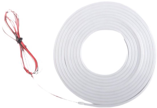 Wit led-lichtstrip opgerold in een cirkel met rode en zwarte draden.