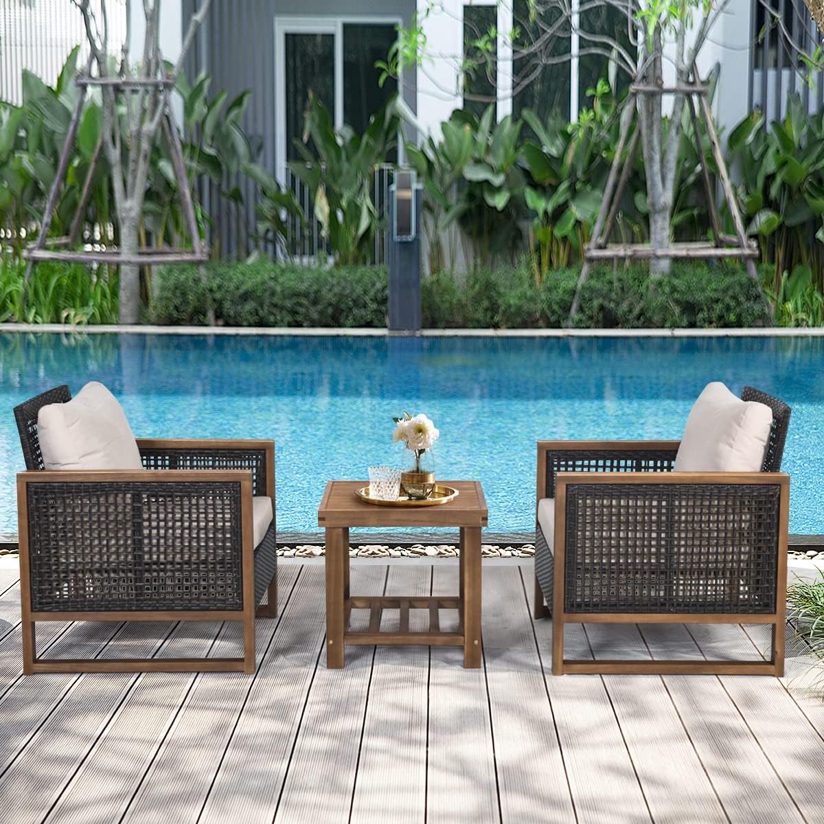 Elegante 3-Delige Acaciahouten Tuinset met 2 Rotan Stoelen en Bijzettafel 66 x 70 x 78 cm – Comfortabele Buitenmeubels met Kussens voor Balkon, Veranda en Tuin