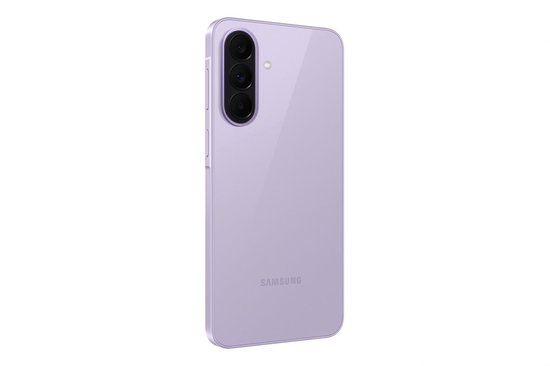 Paarse Samsung Galaxy A37 5G smartphone, schuin van achteren gezien, met drievoudige camera.