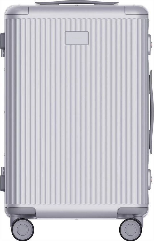 Zilverkleurige koffer met verticale ribbels, handvat aan de zijkant en vier wielen.