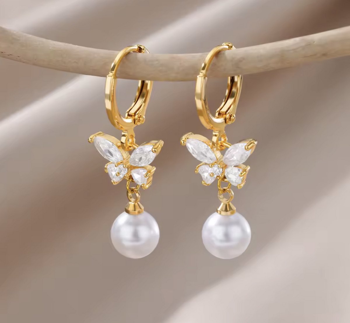 Maevi® Luxe Vlinder Oorbellen - Kleur: Goud - Hoge Kwaliteit - RVS / Roestvrijstaal / Stainless Steel - Verkleurt Niet - Vlinder / Butterfly - Oorbellen / Earrings - Oorhangers / Oorknopjes / Oor Versiering - Incl. Cadeau Verpakking - Oorbellenset