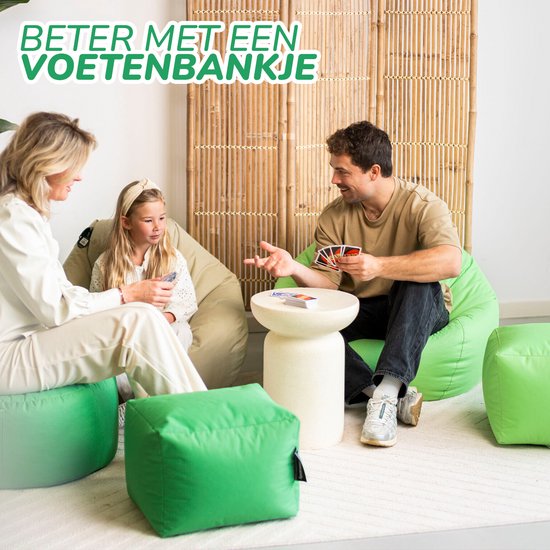 Gezin met groene zitzakken en poefs.